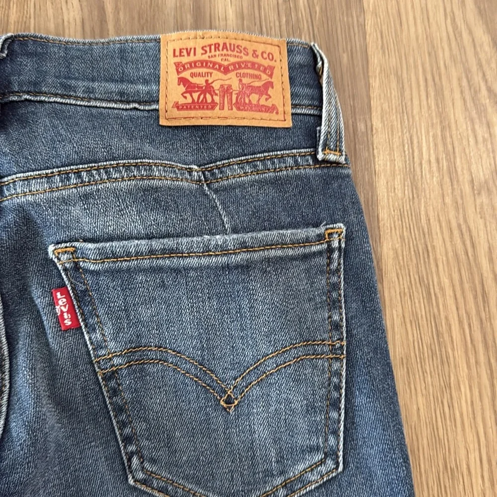 Levi's Zip Front Skinny Ankle Jeans Medium Wash. Size 24